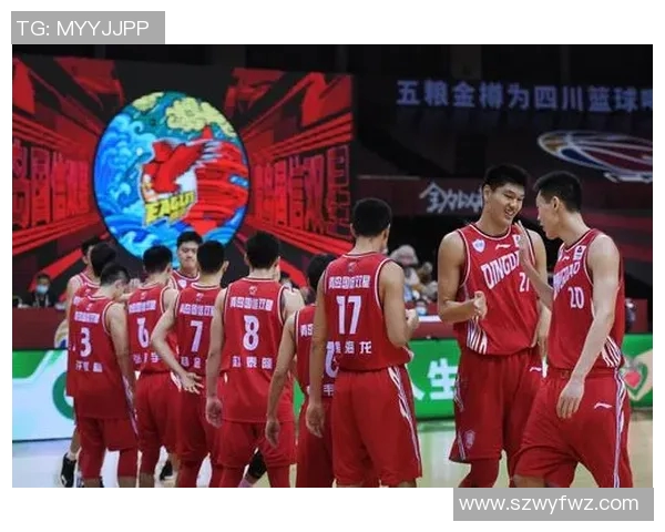 青岛男篮迎战广厦队全力争胜展现团队实力与战术配合